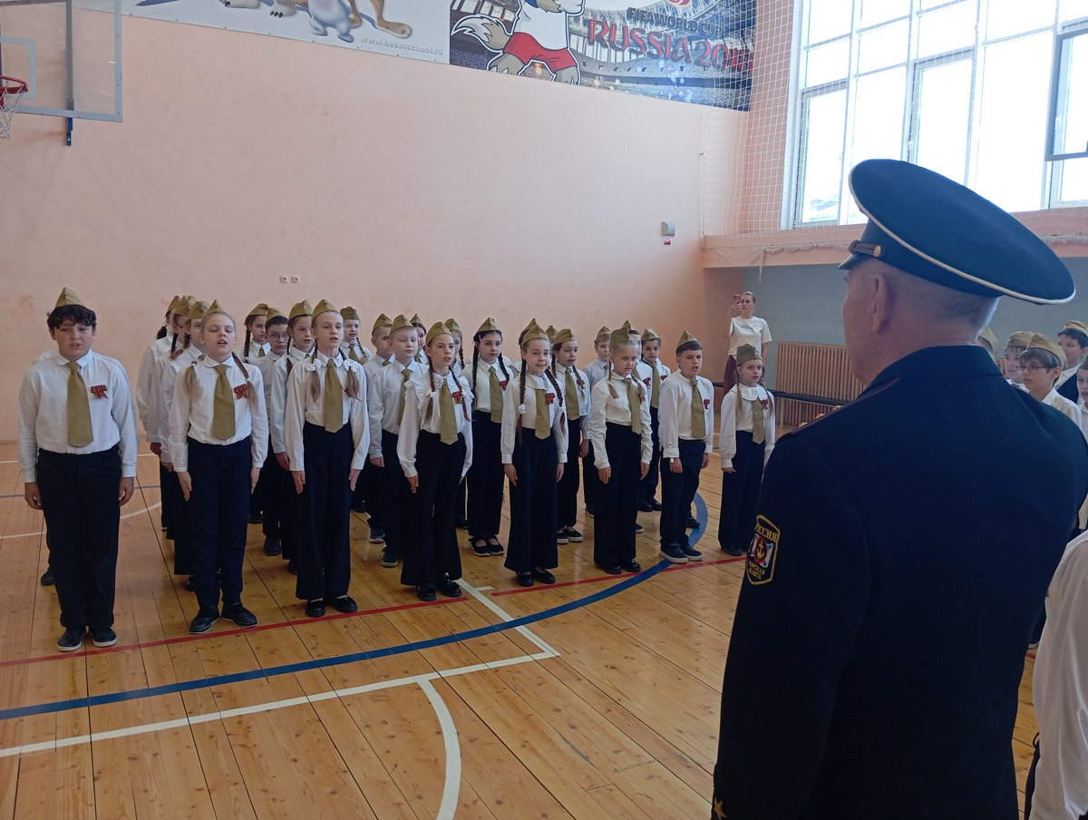 Парад-смотр строя и песни среди учащихся 3 и 4 классов